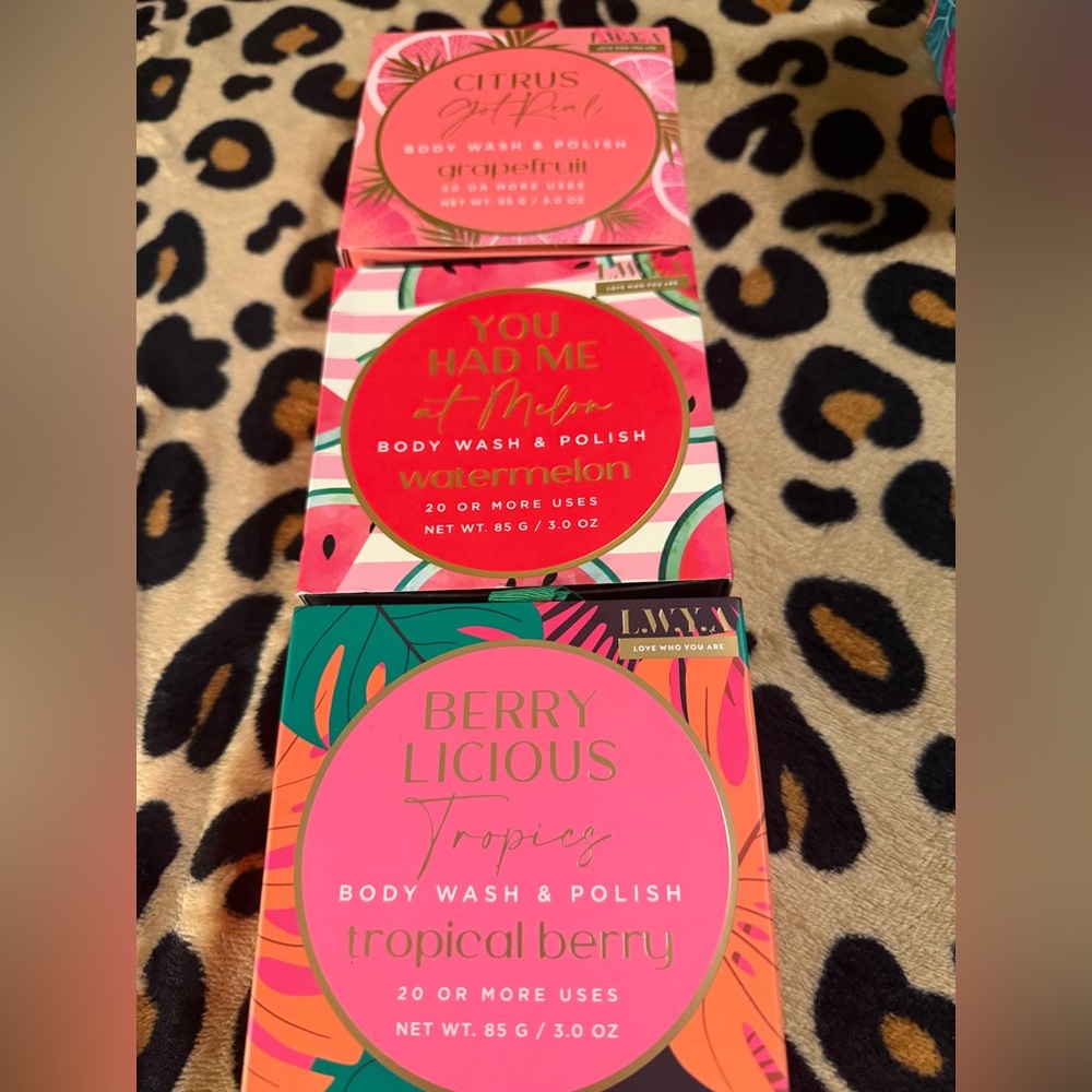 LWYA by Kim Gravel Body Wash & Polish Buffer
3